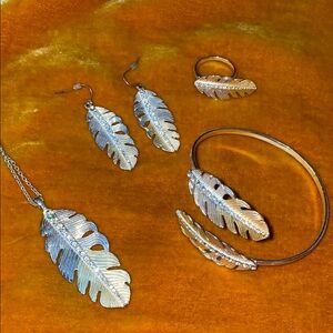 Beautiful feather boho jewelry set necklace bracelet earrings ring